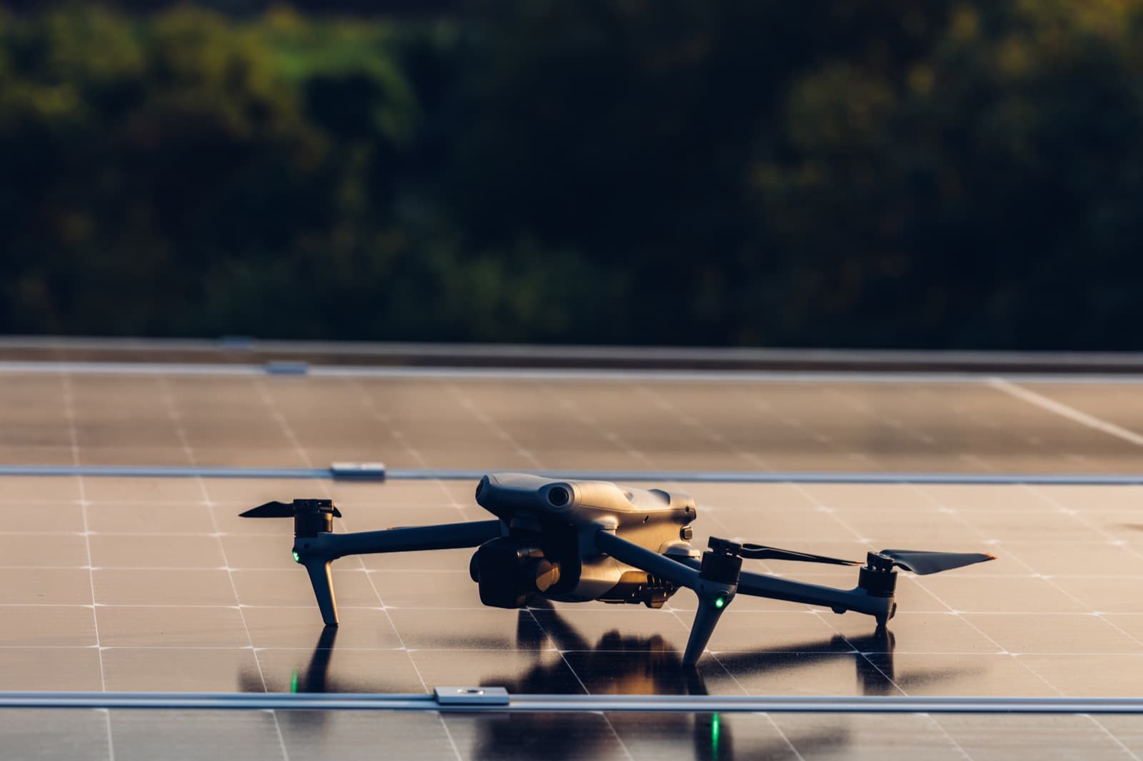 Dron s termokamerou nad fotovoltaickými panely