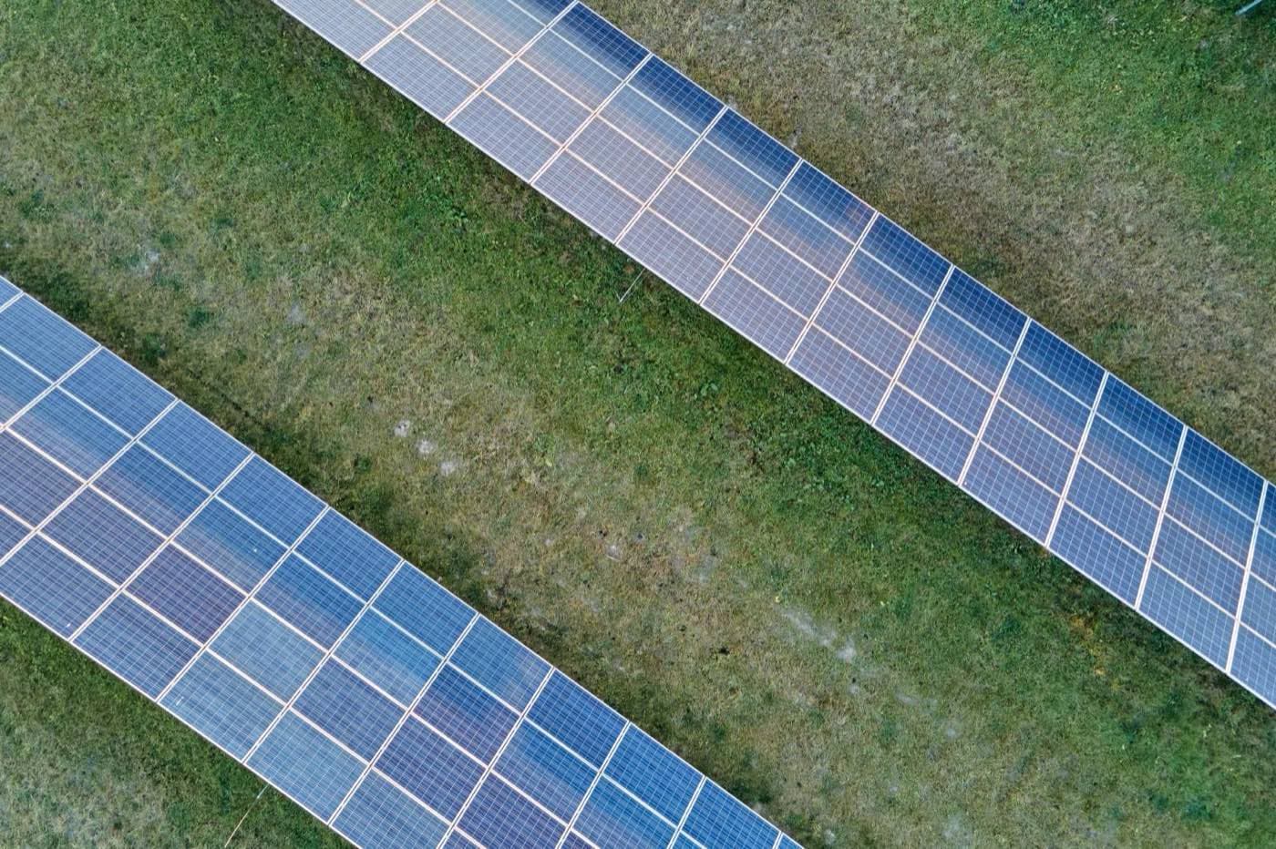Letecký pohled na řady fotovoltaických panelů